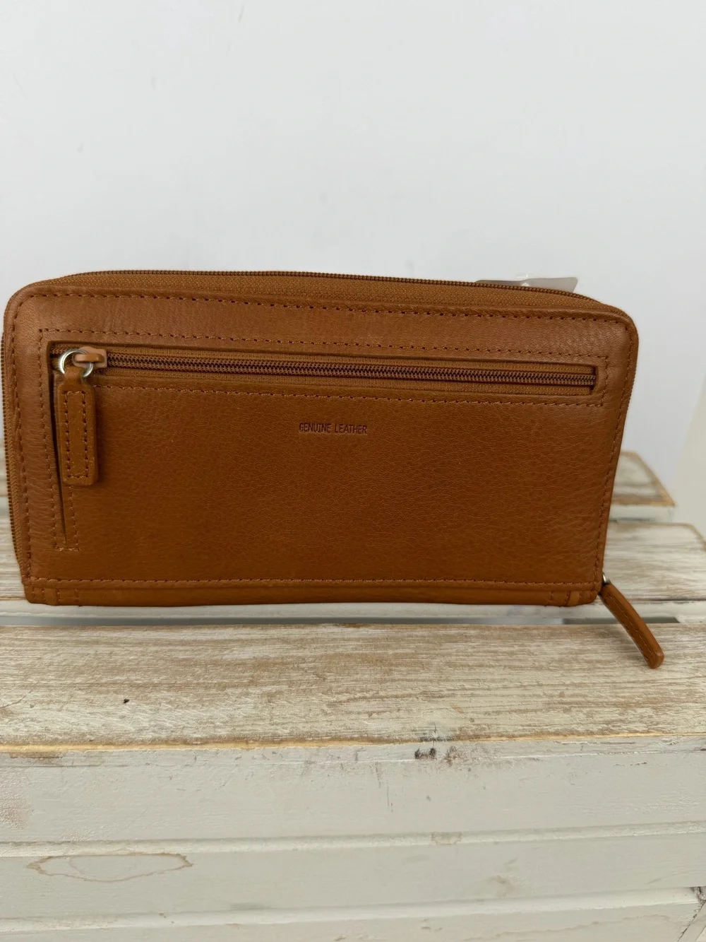 NWT Fossil Saddle leather Clutch Wallet features a secure snap closure tab
